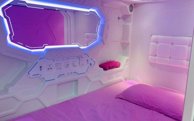 Spot On 89900 Jesselton Capsule Inn