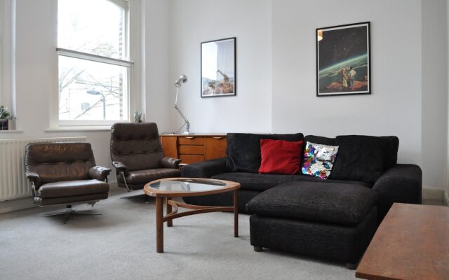 Bright 2 Bedroom Flat in Great Location