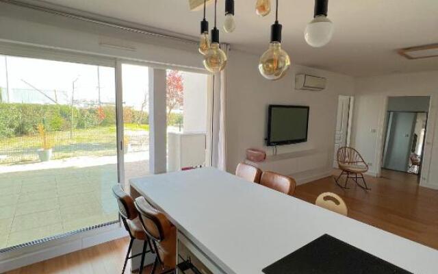 Superbe, face aux bateaux - 2ch + jardin - marina