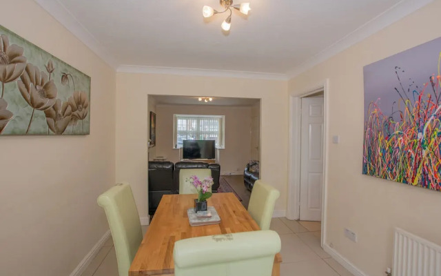 Modern 4 Bedroom Detached House in Cardiff