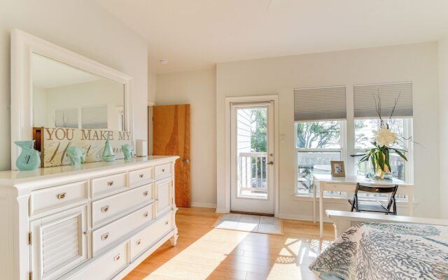 Seabrook Getaway w/ Balconies & Bay Views!