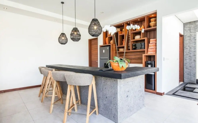 Stunning 6 Bedroom Villa Only 400m to the Beach