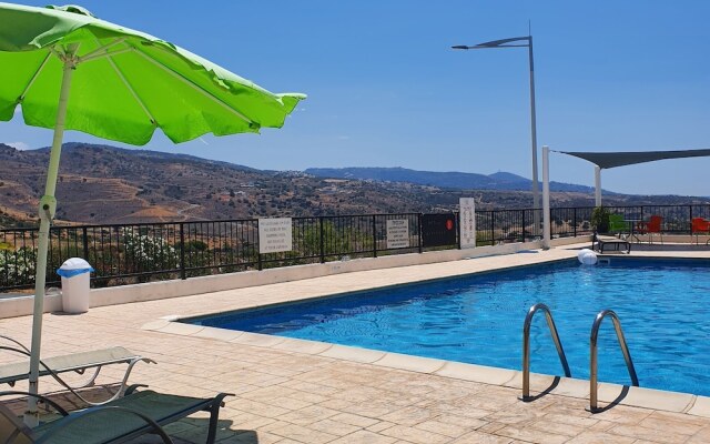 Studio/scenic Views/pool/air Con/near Attractions