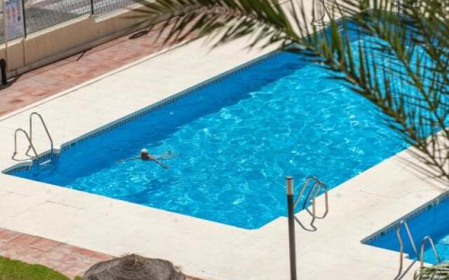 Apartamento con terraza y piscina junto a la playa