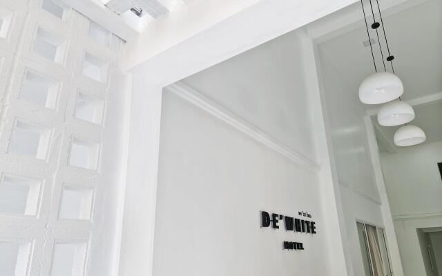 De'white Hotel
