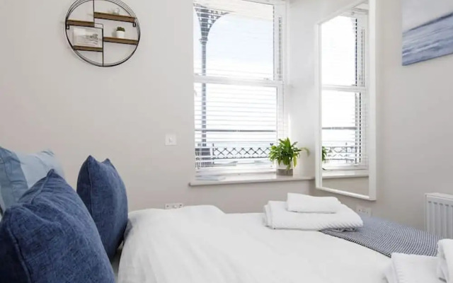 Panoramic sea Views in Beachfront apt w Balcony