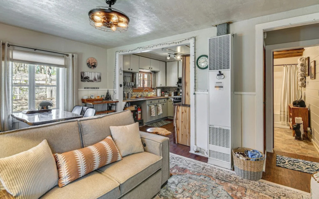 Family-friendly Cabin: Walk to Lake Access!