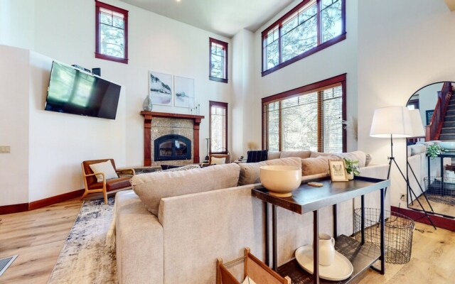 Timbers 15 Private Hot Tub, 2 Car Garage, Washer Dryer, Large Townhouse by RedAwning