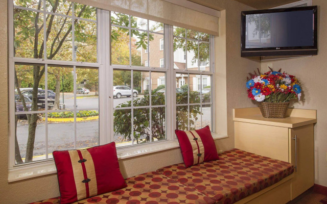 Sonesta Simply Suites Falls Church