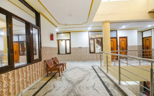 Fabhotel Royal Inn
