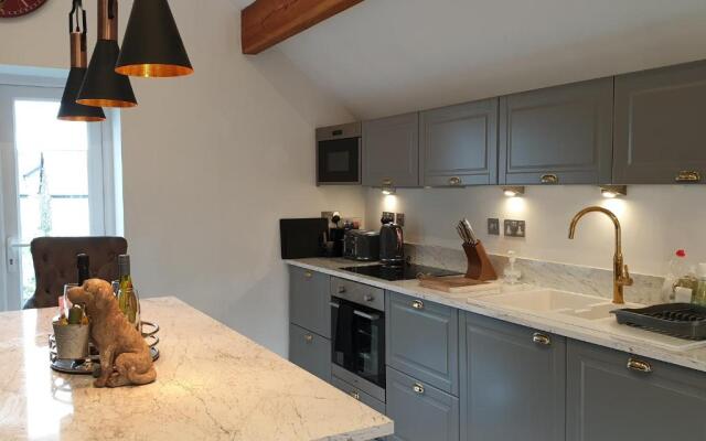 Central Windermere Luxury two bed Apartment Dog Friendly