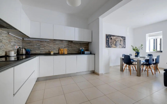 Seaside Bliss - 3BR Holiday Apartment Sliema
