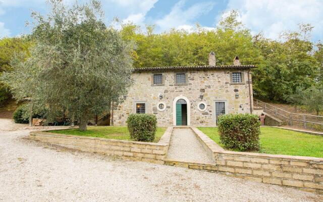 Rustic house with private garden and shared swimming pool, a splendid setting