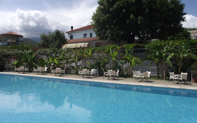 Apartments with Terrace or Balcony Overlooking the Sea