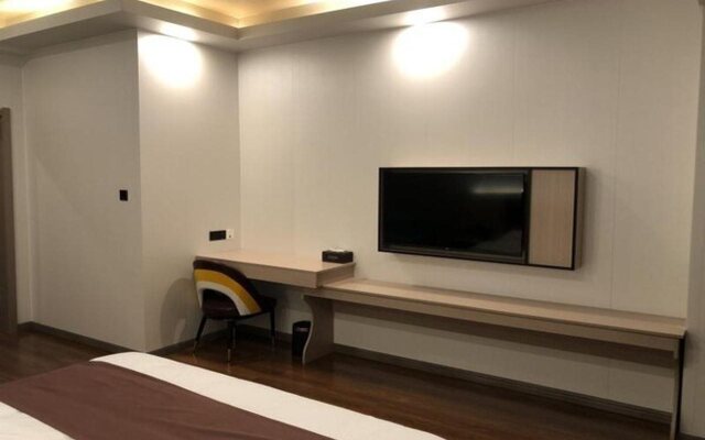 GYA Taixing Hongqiao Plaza Hotel