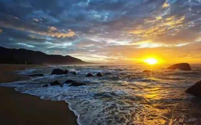 Chinese Countryard on the Sea – Beach – Lingshui