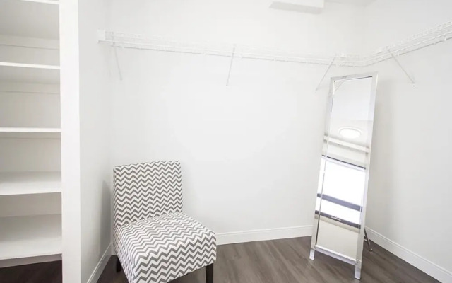 Luxurious 1bdrm Apartment With Parking and Wi-fi