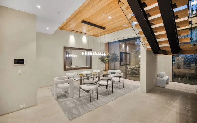 Hutton Villa - 5-bedroom Retreat in Iconic Beverly Hills Oasis