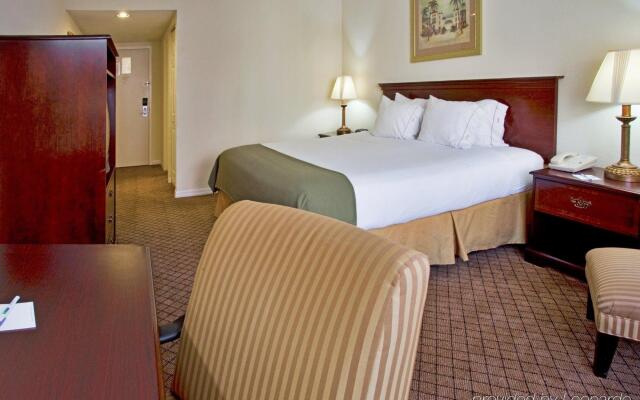 Holiday Inn Express & Suites Bradenton West, an IHG Hotel