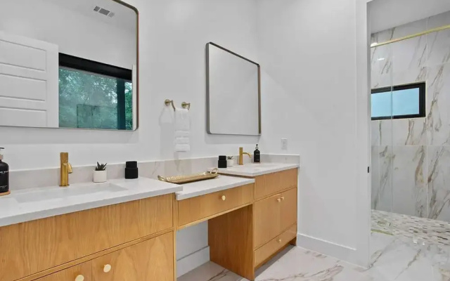 South Lamar Luxe Creekside Hot Tub