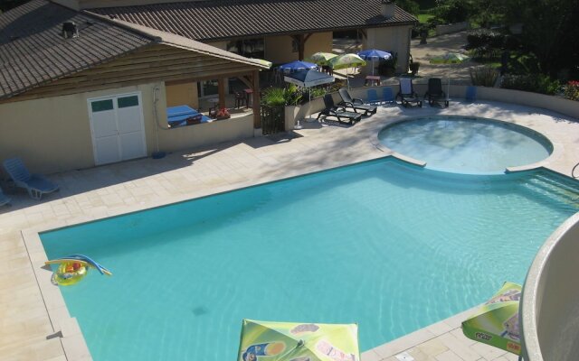 Comfortable Chalet Located Among Vineyards in the Dordogne