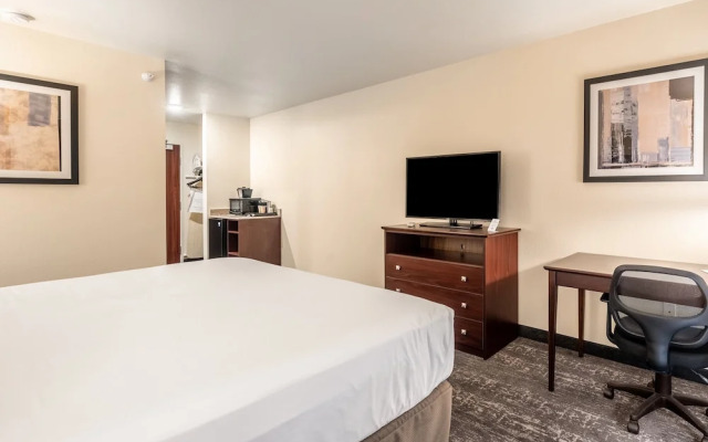 Cobblestone Hotel & Suites - Newport