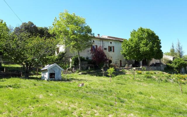 Gîtes La ferme accrochée à la colline