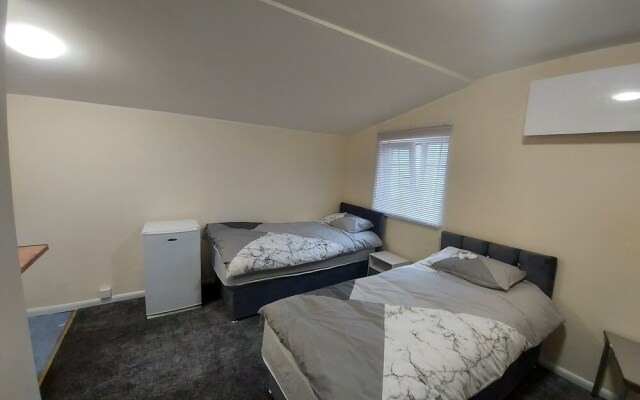 2-beds Studio Located in Parkgate Rotherham