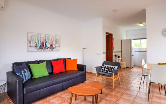 Excellent one Bedroom Apartment in Meia Praia, With Communal Pool