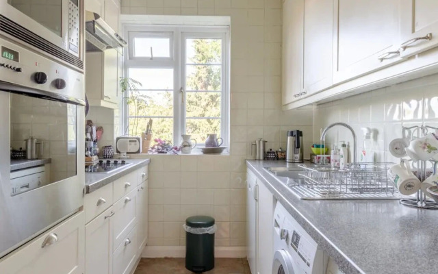 Stylish 2 Bedroom Apartment in Peaceful Richmond