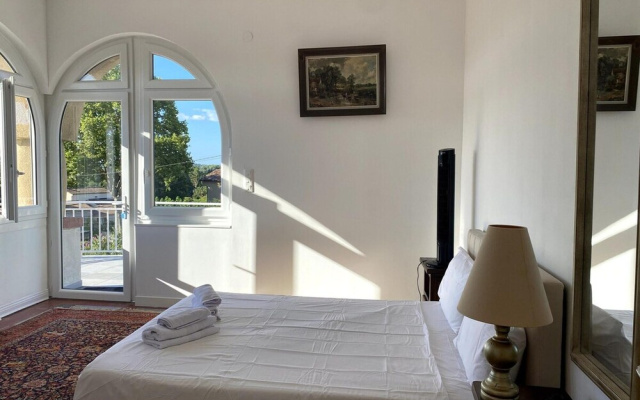 Magnificent Family Villa Near the Ceze River