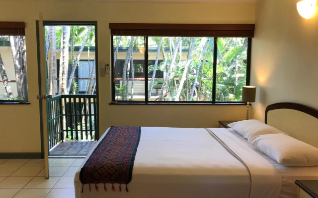 Bay Village Tropical Retreat & Apartments