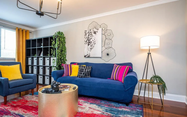 Downtown 2BR King Bed FREE Parking 1413
