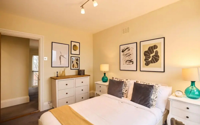 The Peckham Hideaway - Bright 3bdr Flat