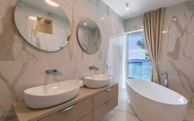 Villa Sea Star - seafront beach with 80m2 pool