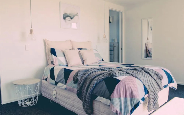 Relax In True New Modern Style – Guest Rooms – Christchurch