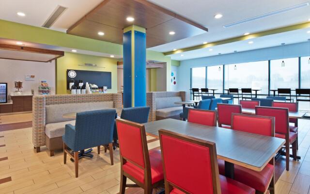 Holiday Inn Express & Suites Uniontown by IHG