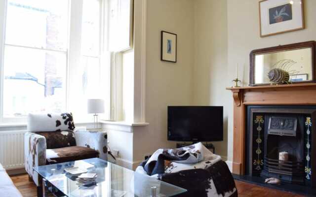 Charming 2 Bedroom Home 3 Near Arsenal Station