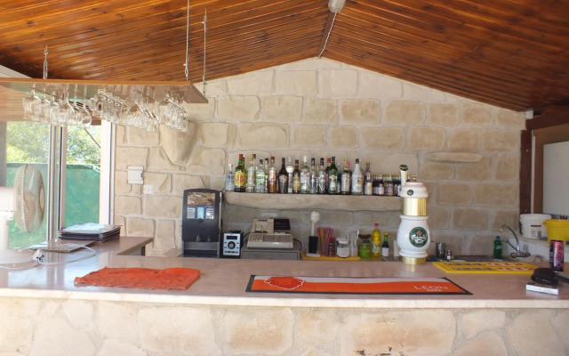 Petsas Apartments & Tavern