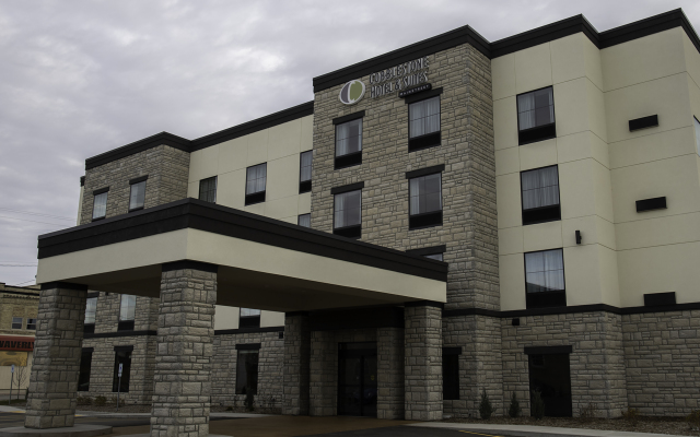 Cobblestone Hotel & Suites - Two Rivers