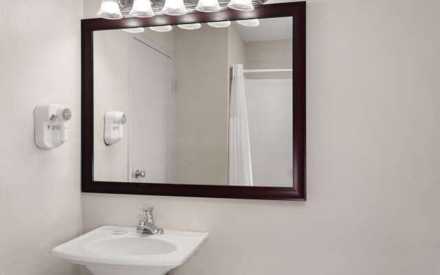 Days Inn by Wyndham Shelby