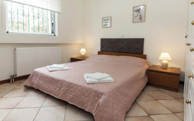 Deluxe 3 Bd House near Lagonisi w Garden