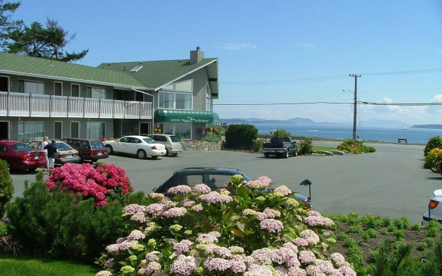 The Cedarwood Inn & Suites
