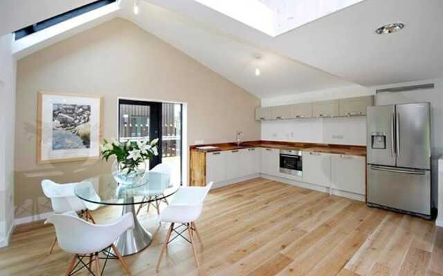Modern 3 bed riverside home in Bath