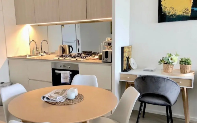 Pride Docklands Waterfront Apartment City View