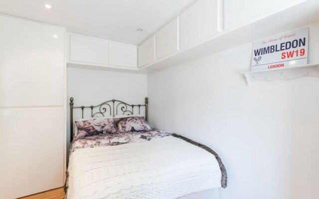 Inviting 5-bed House in London