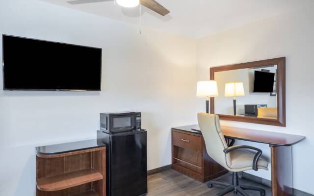 Oceanside Inn & Suites, a Days Inn by Wyndham