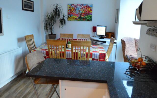 3 Bedroom Family Home Near The DLR