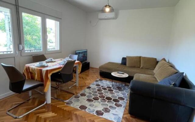 Entire 1-bedroom apartment with free parking