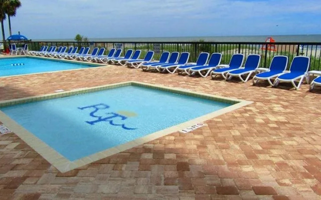 Club Regency in Regency Towers